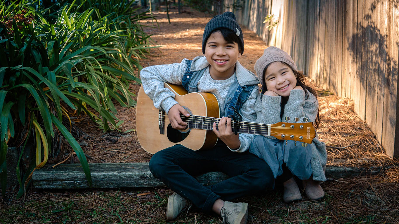 kids playing guitar